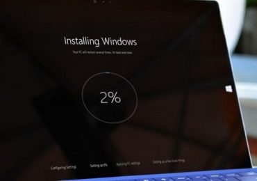 Если установка Windows 10 November Update замирает, извлеките карту памяти и убедитесь, что у вас достаточно свободной памяти