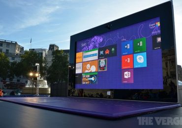 Гигантский планшет Surface 2 появился в центре Лондона